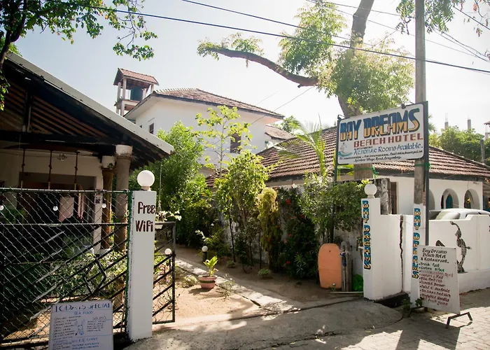 Bay Dreams Beach Hotel & Surf Camp